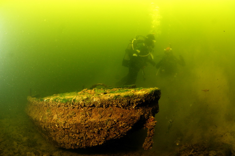 Duikers maken stof bij het roeibootje