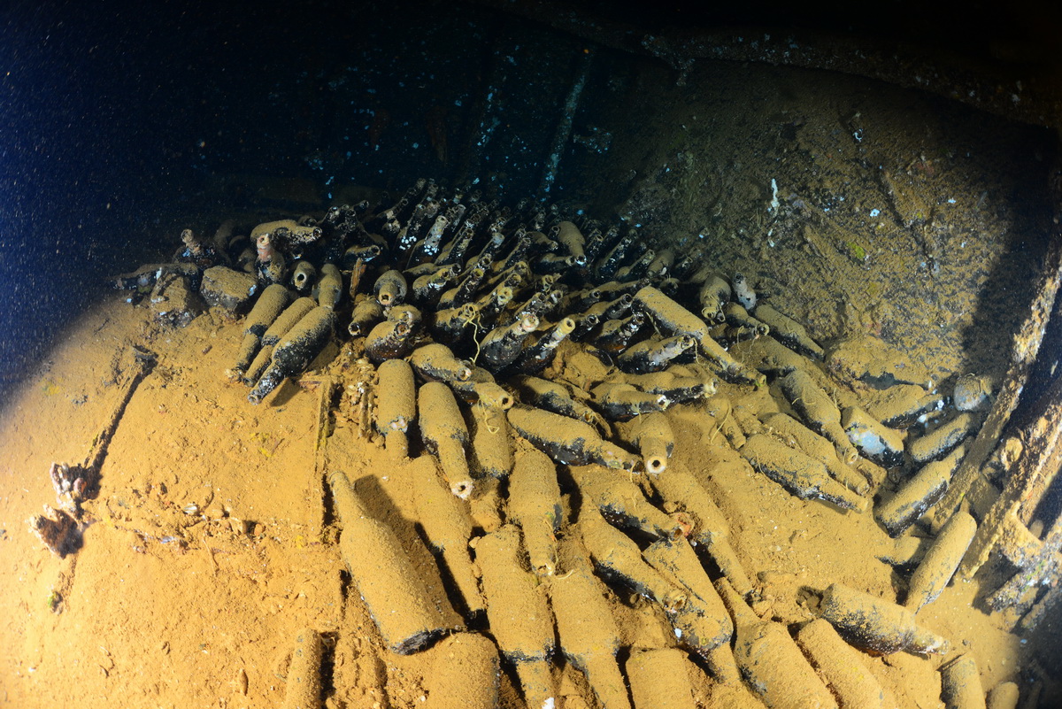 Flessen in het ruim van de Nippo Maru