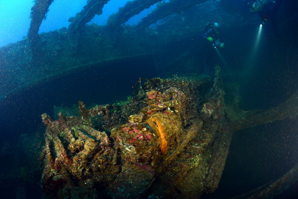 Bulldozer in het ruim van de Hoki Maru