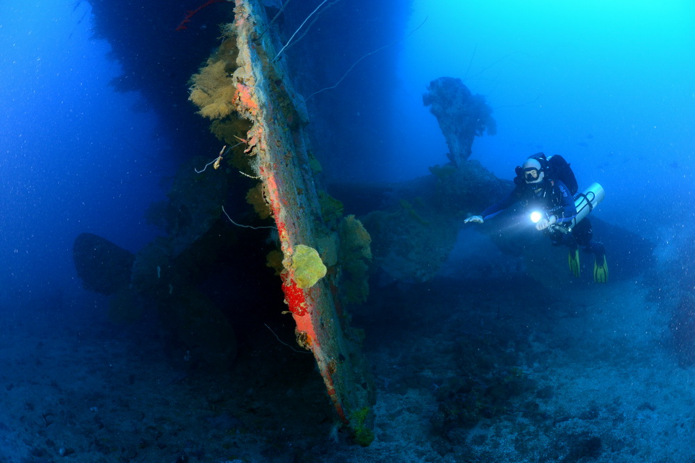 Bert naast de schroeven van de Hoki Maru