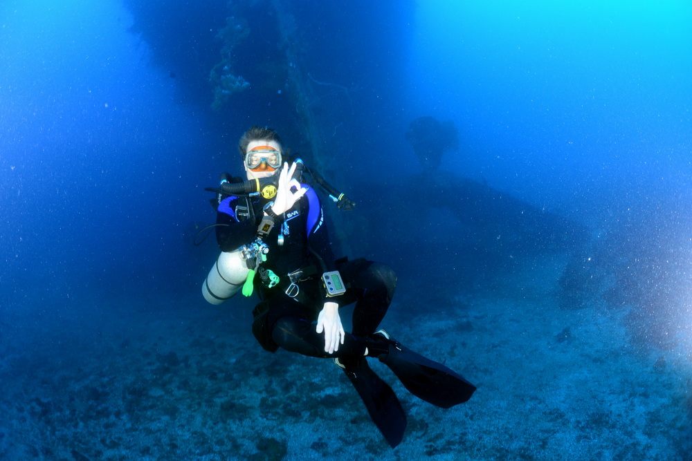 Jaap naast de schroeven van de Hoki Maru