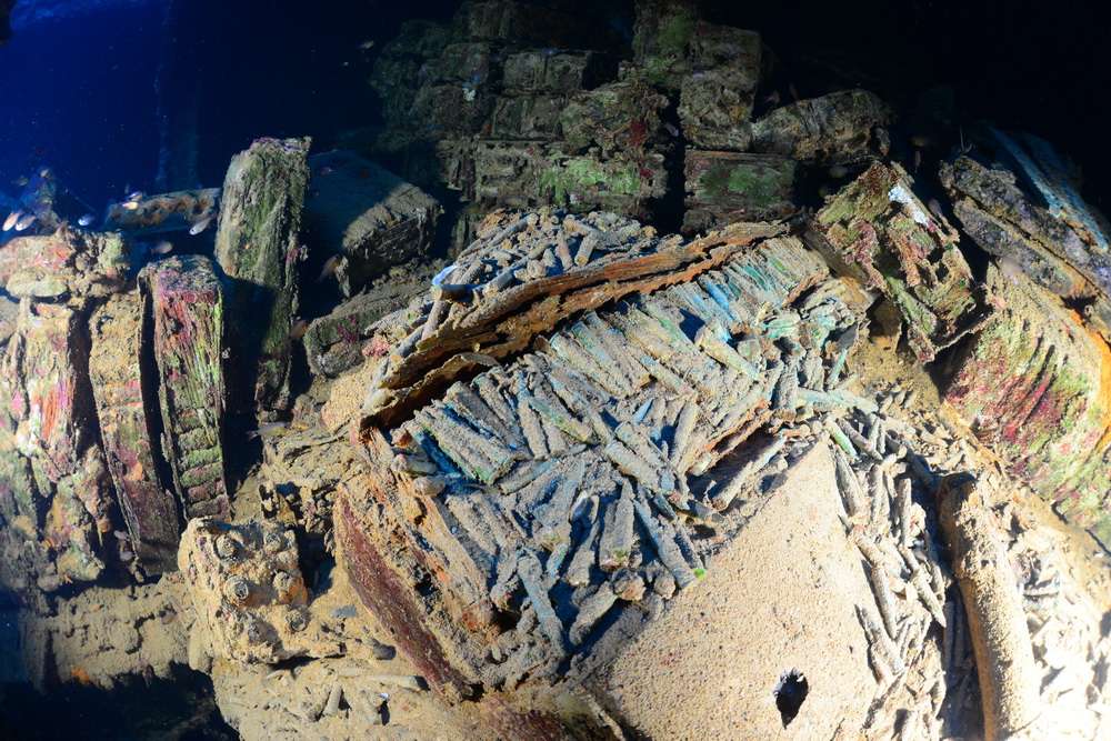 Munitie in het ruim van de San Francisco Maru