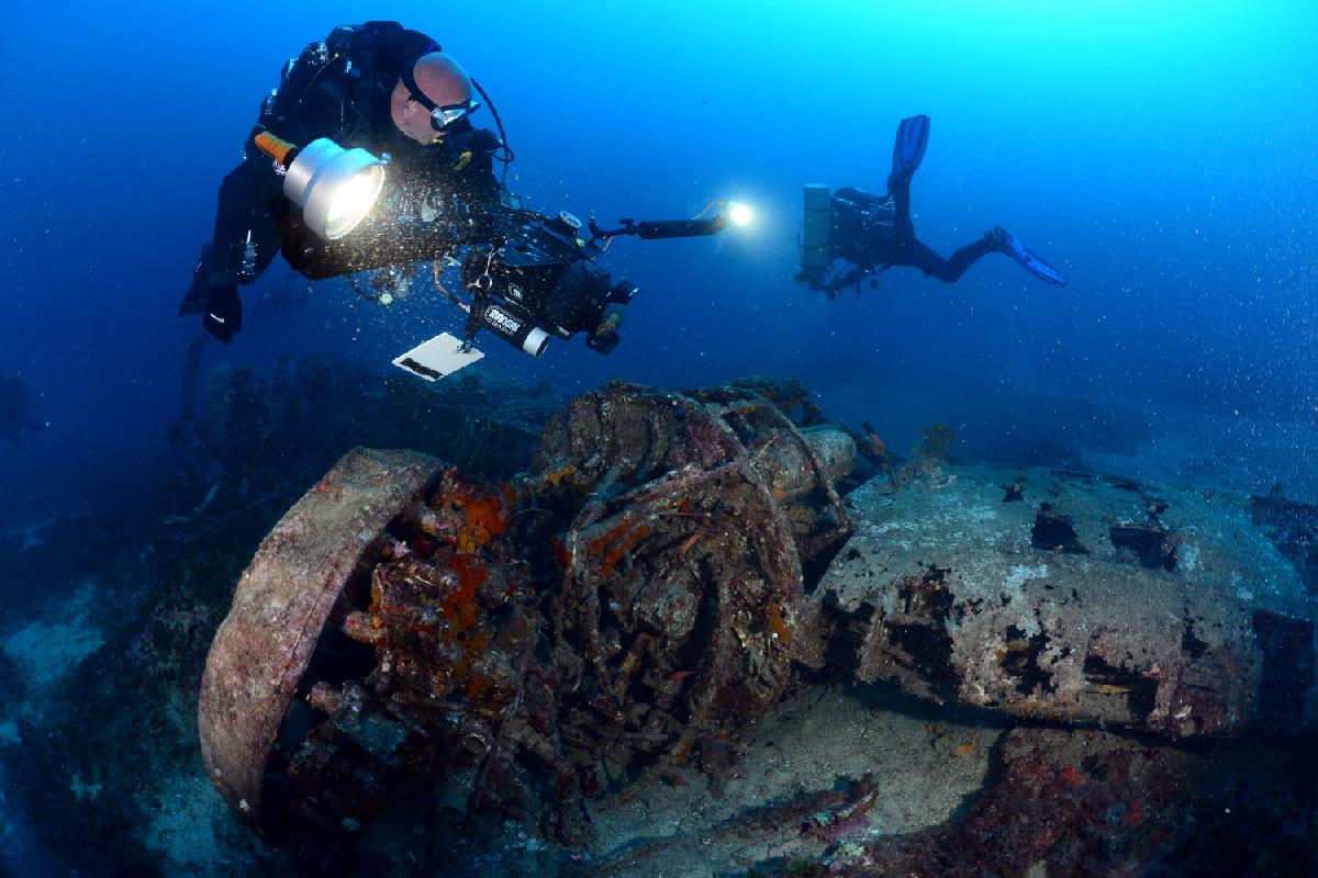 maarten duyzers bij et wrak van de Blennheim bomber