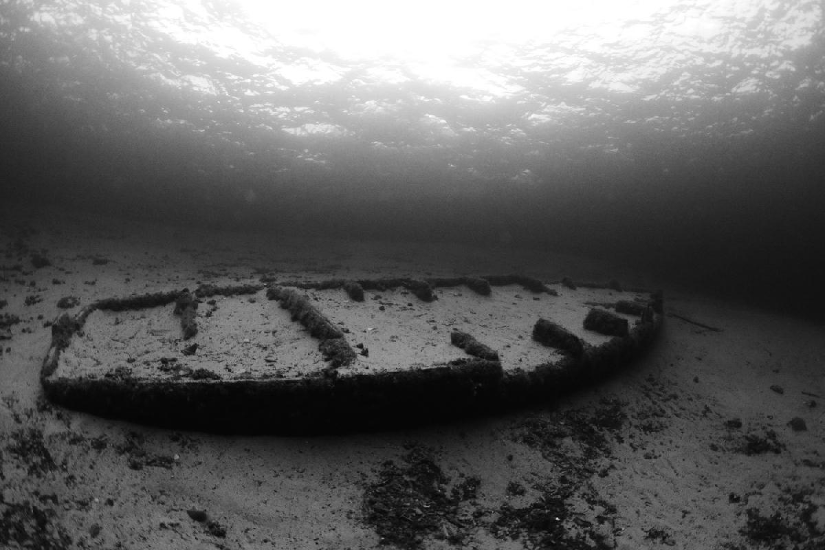 wrakje van roeiboot in het zand