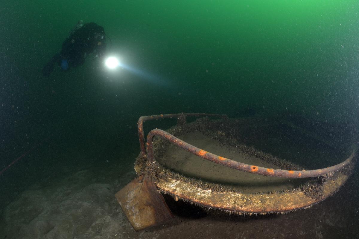 maarten bij het wrakje van de roeiboot