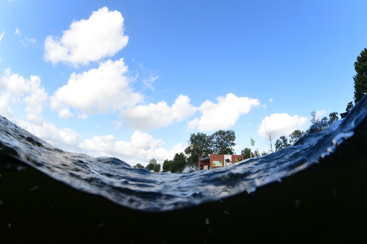 behoorlijke golfslag bij zandeiland 4 in vinkeveen