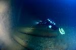 Maarten filmt torpedo's in het ruim van de Seiko Maru