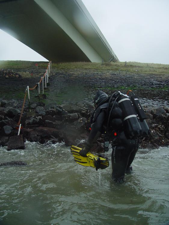 Zeelandbrug met laagwater, altijd lastig