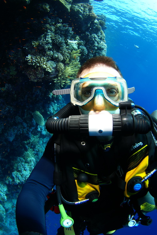 Jaap op rebreather naast het rif