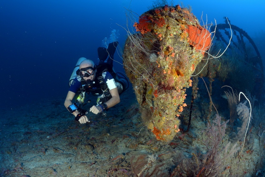 Chris naast het kraaiennest van de windjammer