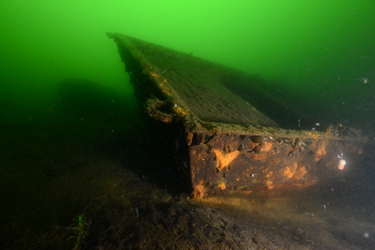 Wrakje in de meerse plas
