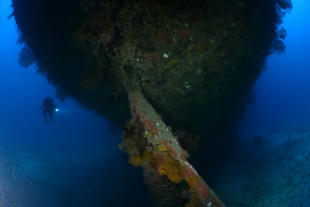 Bert Jansen naast de achtersteven van de San Francisco Maru