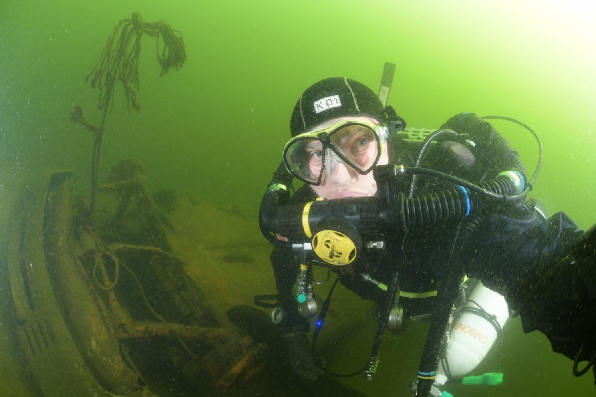jaap met rebreather naast het autowrak