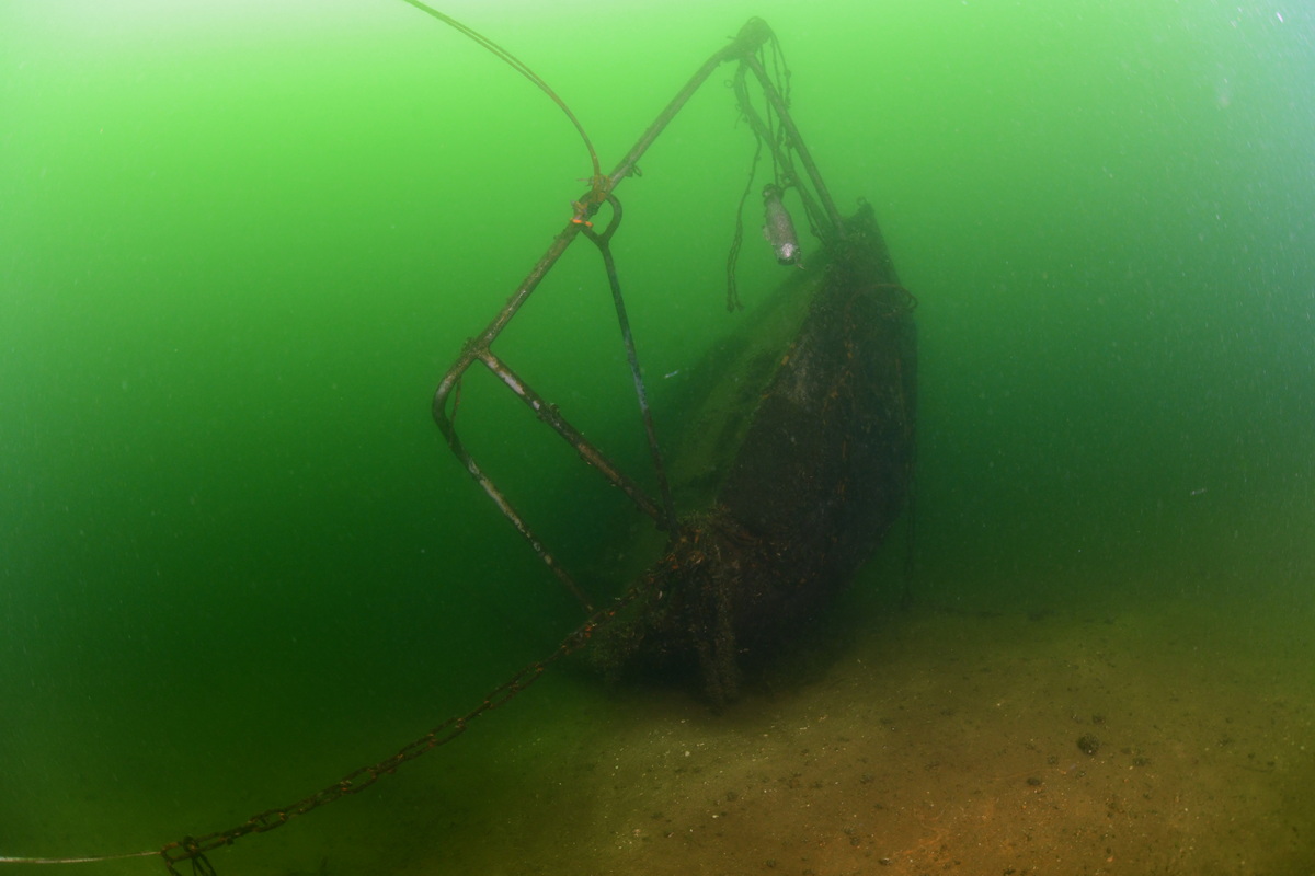 zeilboot wrak in de groene heuvels