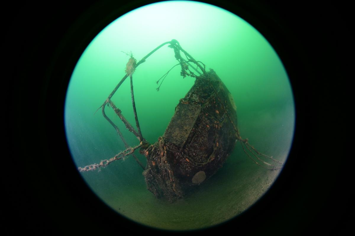 zeilboot wrak in de groene heuvels