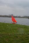 Rode zeilboot profiteert van de harde wind
