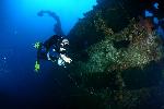 Bert Jansen naast de Fujikawa Maru