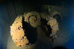 Rupsvoertuig in het ruim van de Nagano Maru